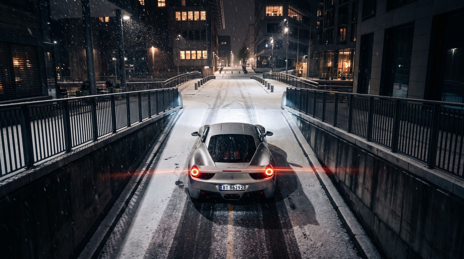 Ferrari 458 Italia sett ovenfra på snødekt bro